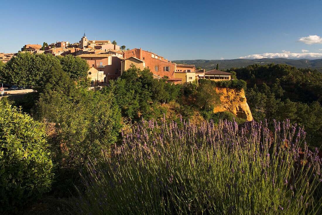 Roussillon, Dorf auf Ockerfelsen, Vaucluse, Provence, Frankreich
