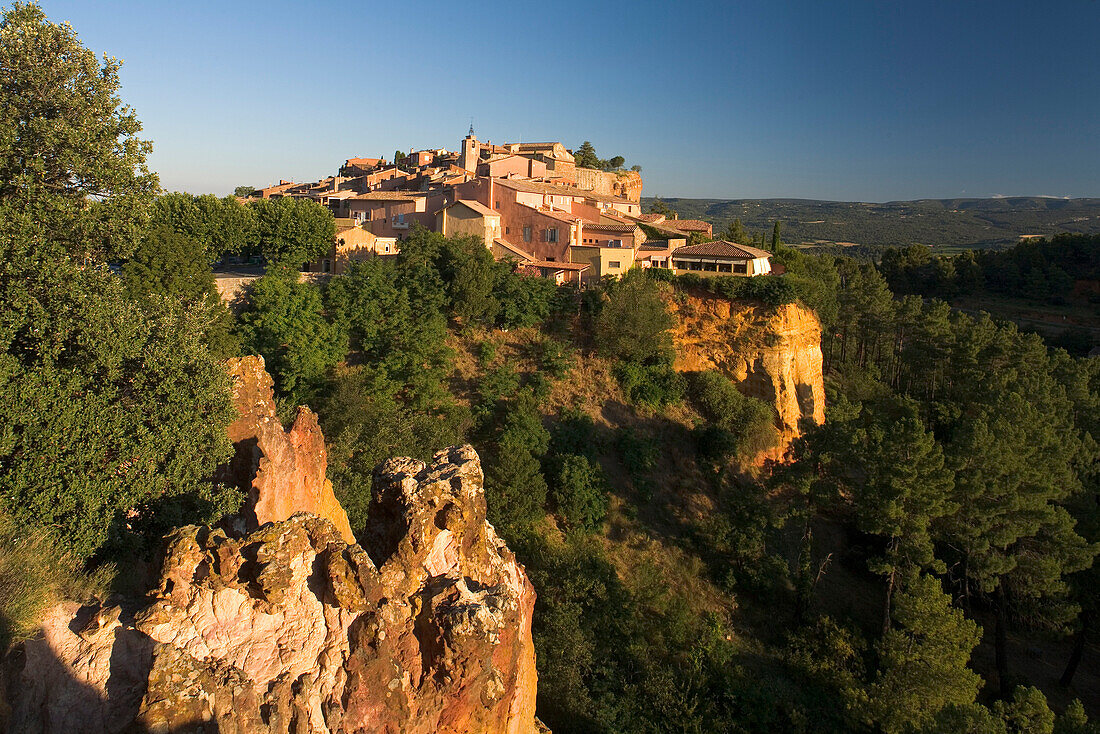 Roussillon, Dorf auf Ockerfelsen, Vaucluse, Provence, Frankreich