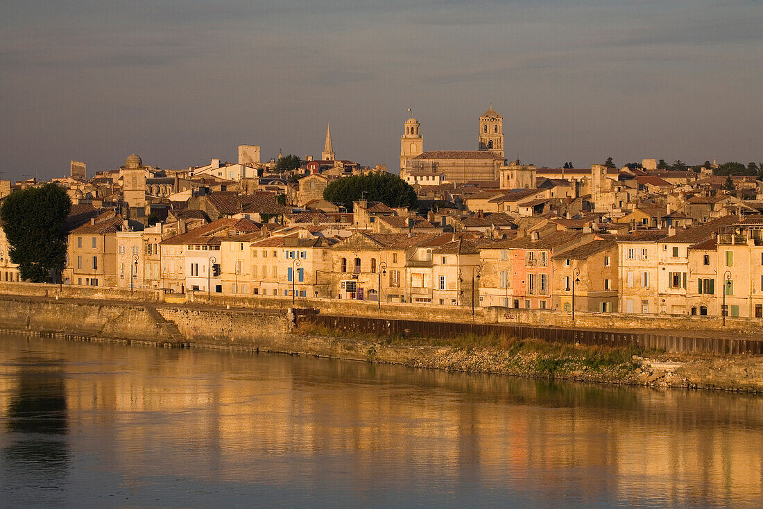 Blick auf die Stadt Arles an der Rhone, Bouches-du-Rhone, Provence, Frankreich