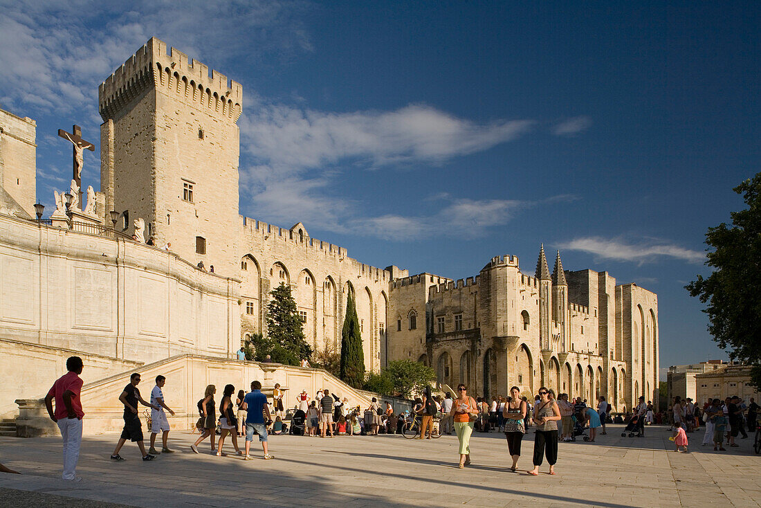 Touristen vor dem Papstpalast in Avignon, Vaucluse, Provence, Frankreich