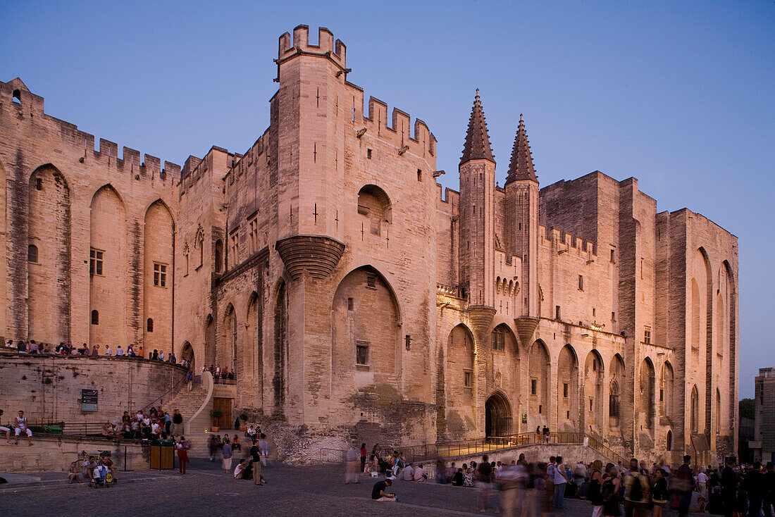 Tourists in front of the Palace of the Popes in the evening, Avignon, Vaucluse, Provence, France