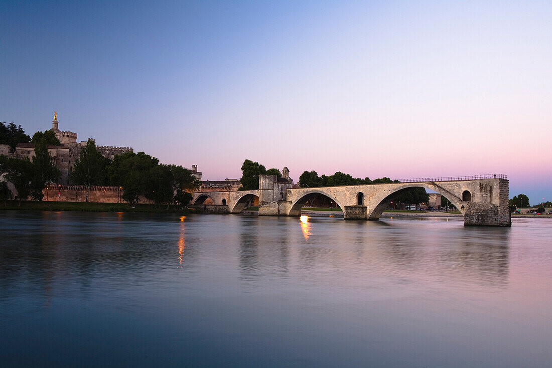 Blick auf die Brücke St. Benezet bei Sonnenuntergang, Avignon, Vaucluse, Provence, Frankreich