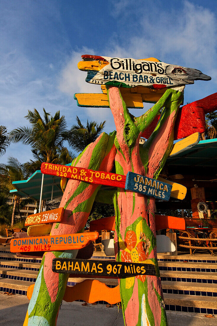 Niederländische Antillen, Aruba Palm beach, Schild Gilligans Beach Bar