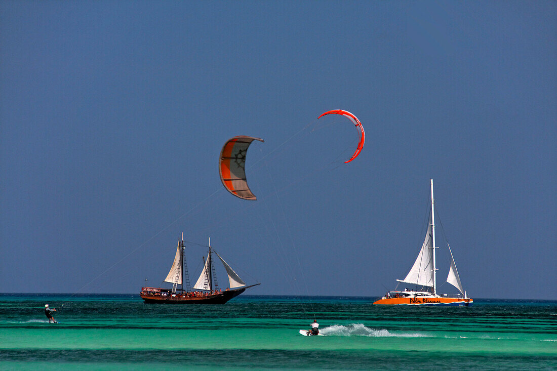 Niederländische Antillen, Aruba, Karibik, Kitesurfer, Dreimaster Segelboot, Palm Pleasuer Katamaran