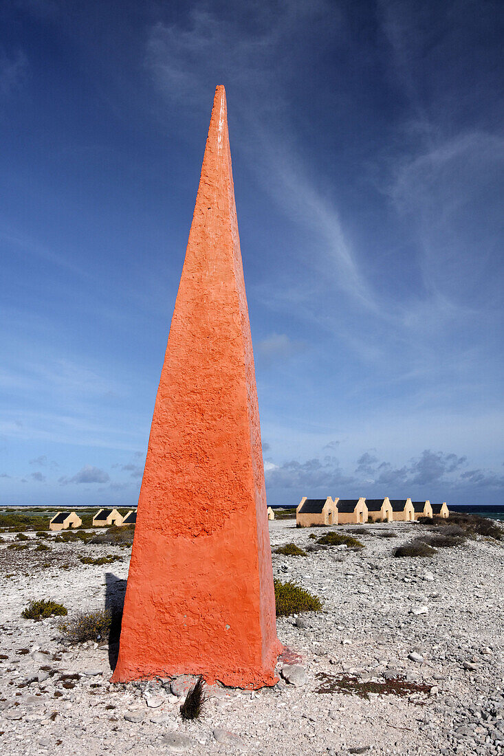 Karibik, Niederländische Antillen, Bonaire, orangener Obelisk, Sklavenhuetten beim den Salzmienen von Pekelmeer