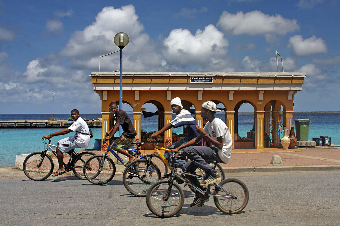 Karibik, Niederländische Antillen, Bonaire, Kralendijk, Jugendliche mit Fahrraedern, Promenade