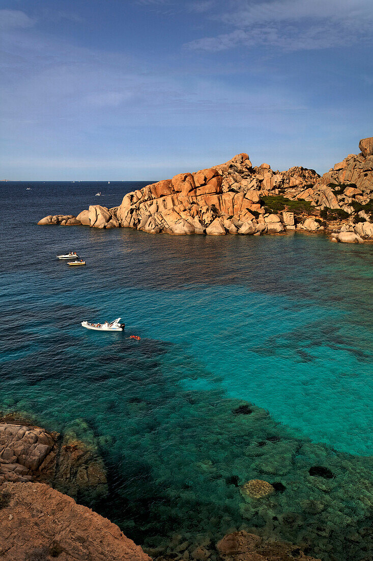 Sardinien Traumstrand Cala Spinosa am Capo Testa, Bucht mit bizarrer Felslandschaft