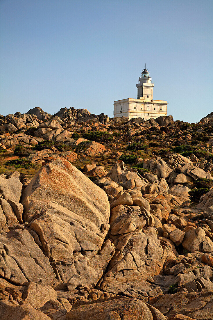 Sardinien  Capo Testa, Bucht mit bizarrer Felslandschaft, Leuchtturm