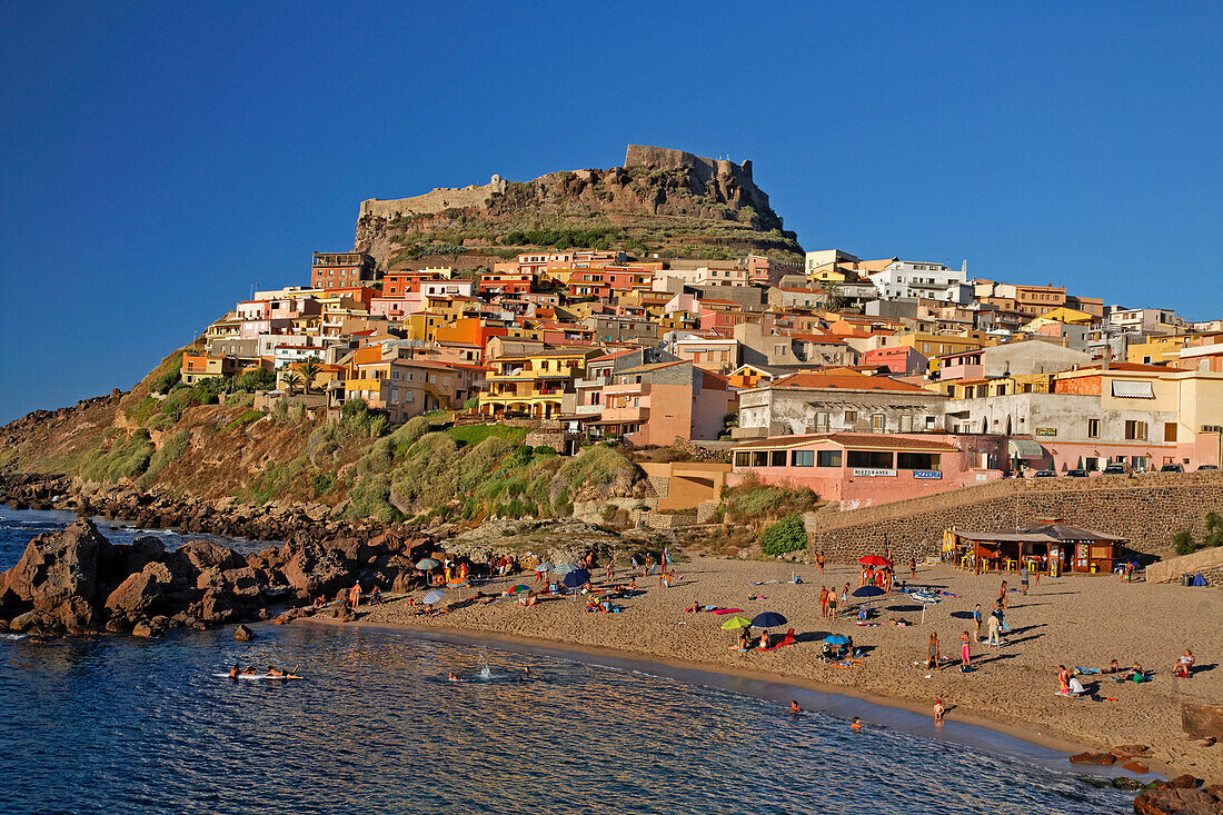 Sardinien  Castelsardo Strand Bergdorf