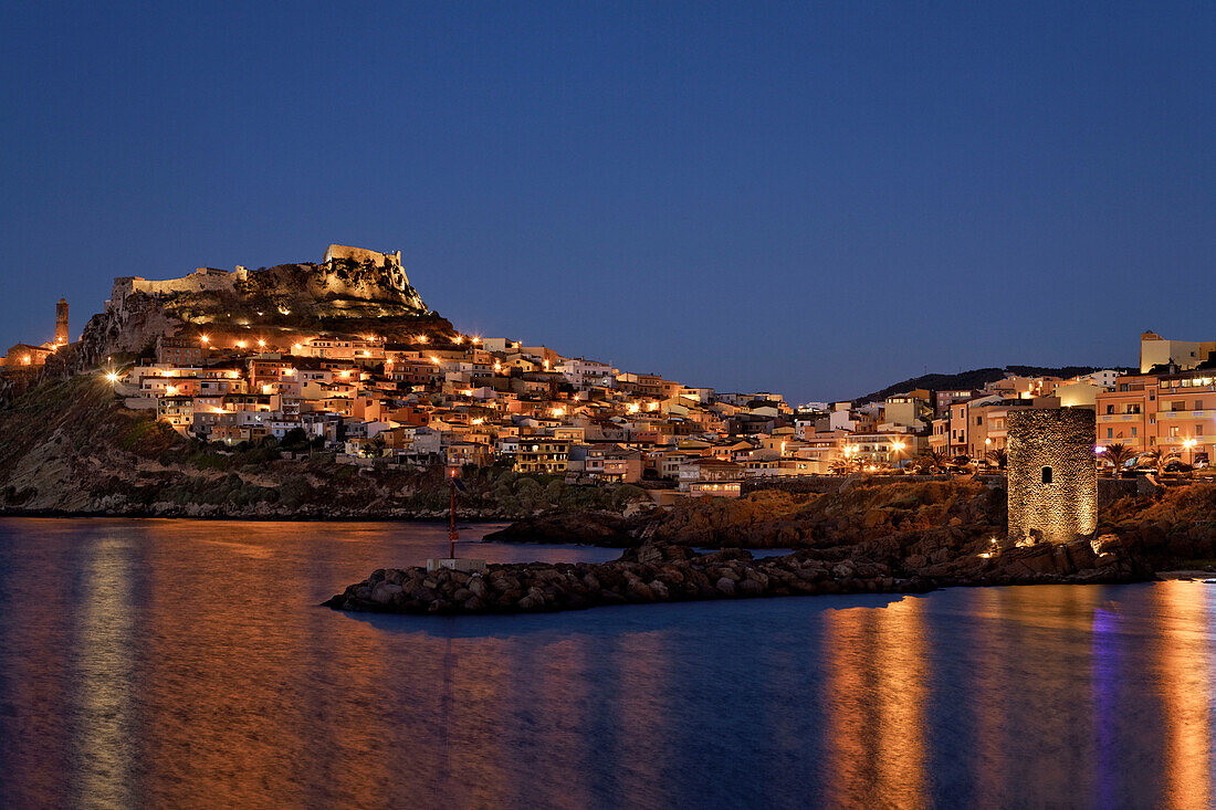 Sardinien Blick vom Hafen auf   Castelsardo Kastell Dämmerung