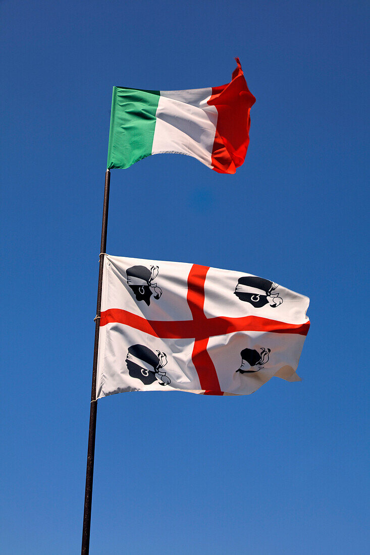 Sardinien, Italienische und sardische Flagge