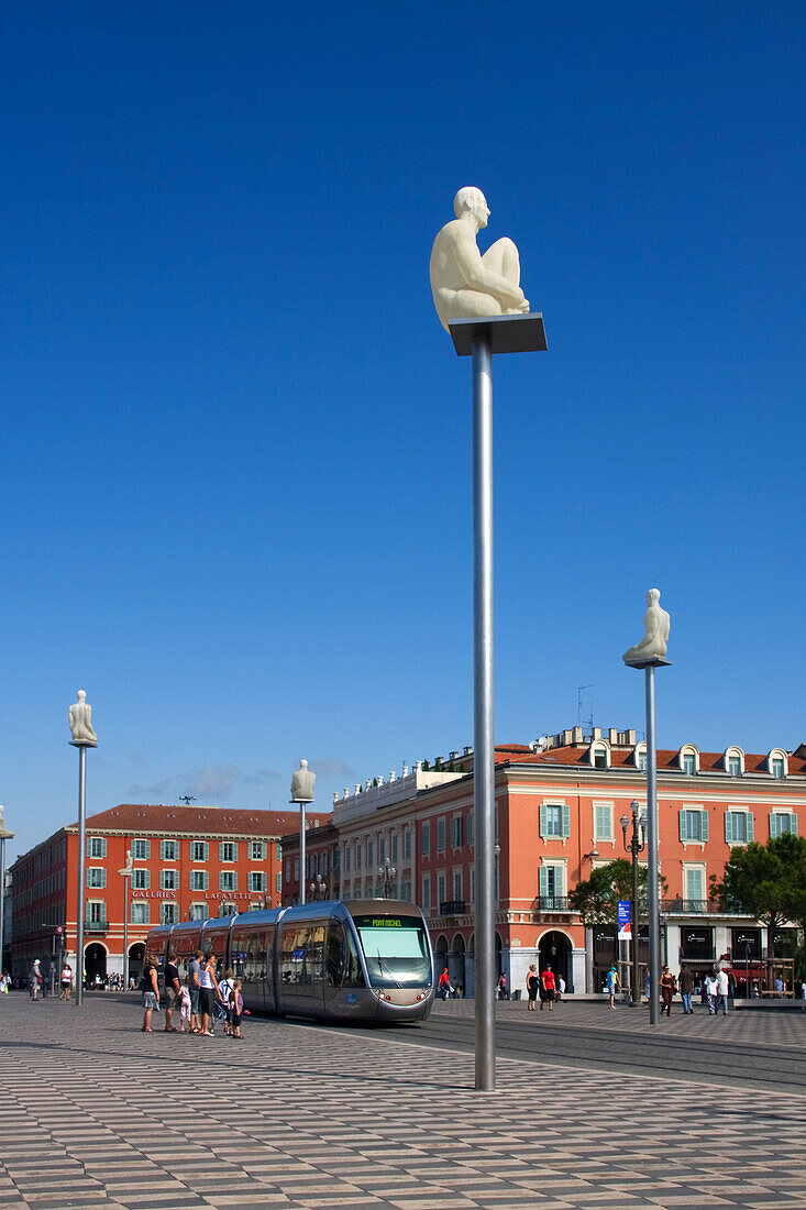 Nizza neu gestalteter Place Massena, Strassenbahn, Kunstobjekte auf Stelzen