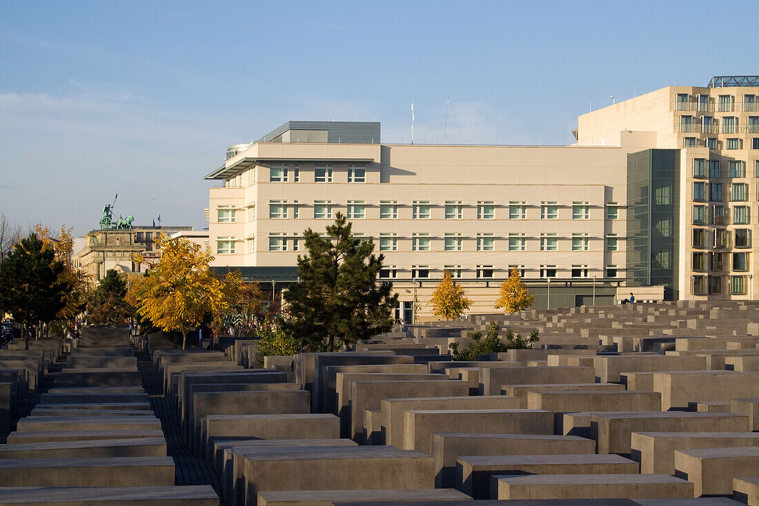 Berlin Holocaust Denkmal vom Architekten Peter Eisenmann, Betonstelen, im Hintergrund neue Amerikanische Botschaft