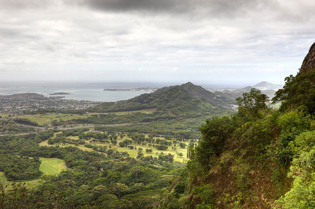 View of Nuuanu Pali Lookout, Oahu, Pacific Ocean, Hawaii, USA