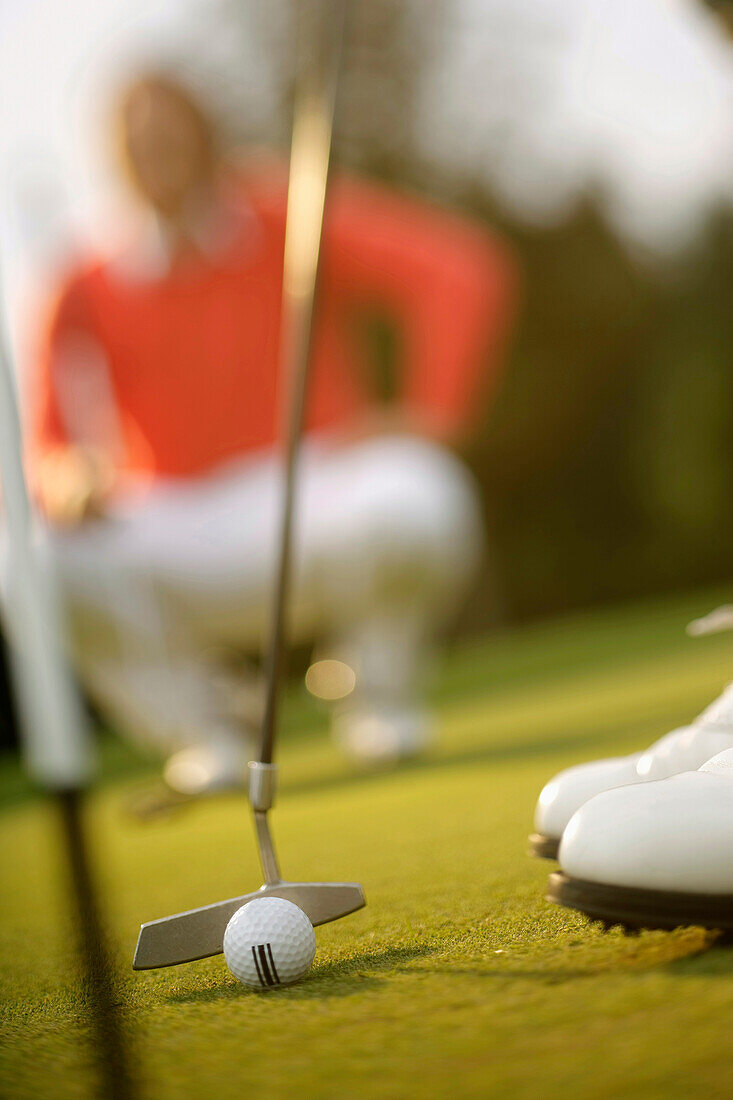 Golfspieler beim Putten, Straßlach-Dingharting, Bayern, Deutschland