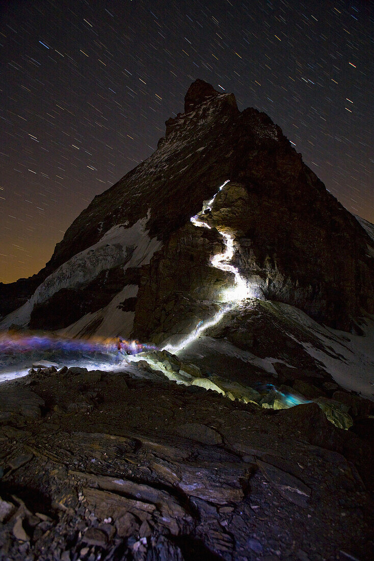 Lichtspuren von den Stirnlampen der Bergsteiger am Hörnligrat, Matterhorn, Zermatt, Kanton Wallis, Schweiz