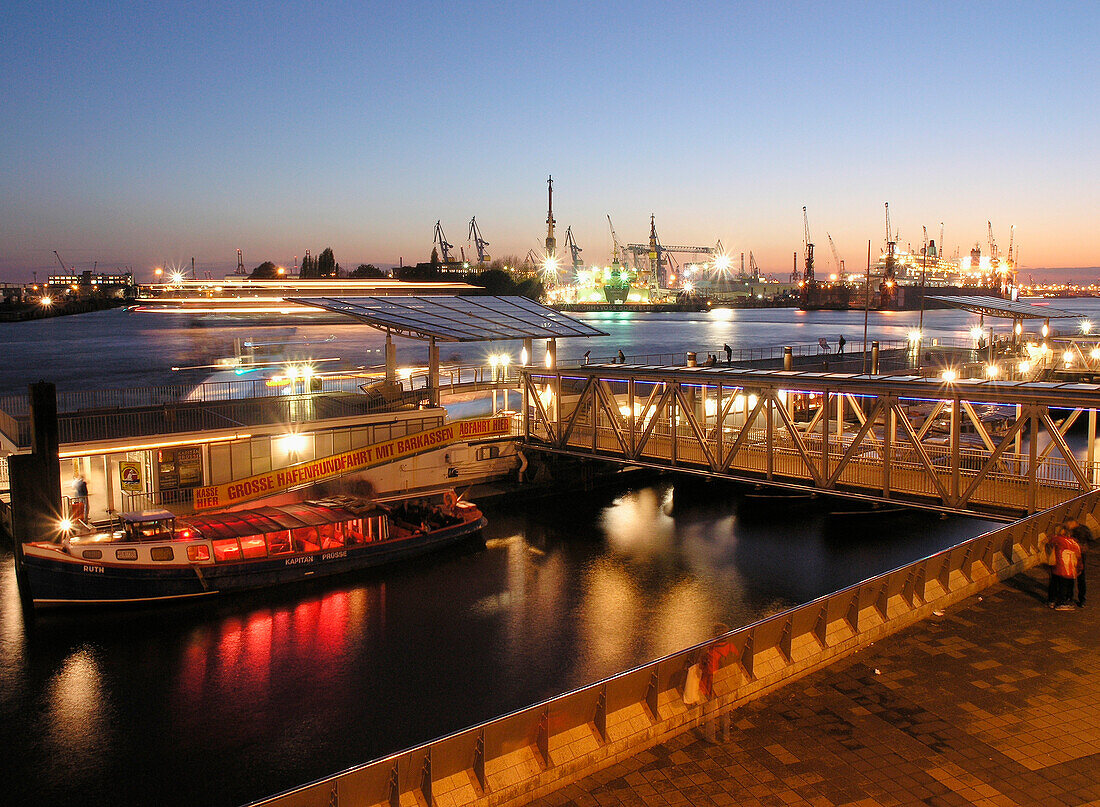 Landungsbrücken im Hafen, Hamburg, Deutschland
