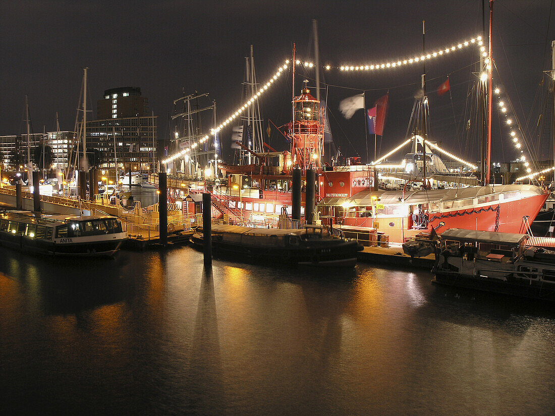 Feuerschiff im Hafen bei Nacht, Hamburg, Deutschland