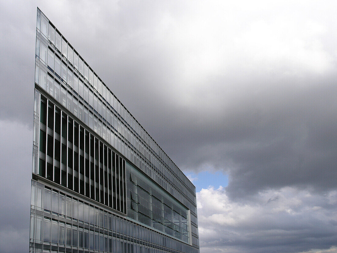 Fassade des Deichtor Center unter grauen Wolken, Hansestadt Hamburg, Deutschland