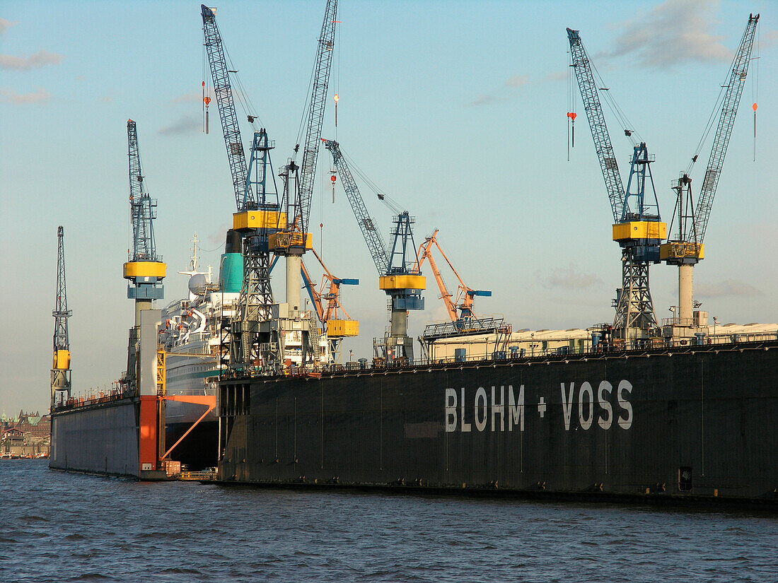 Kräne in der Werftanlagen im Hafen, Hansestadt Hamburg, Deutschland