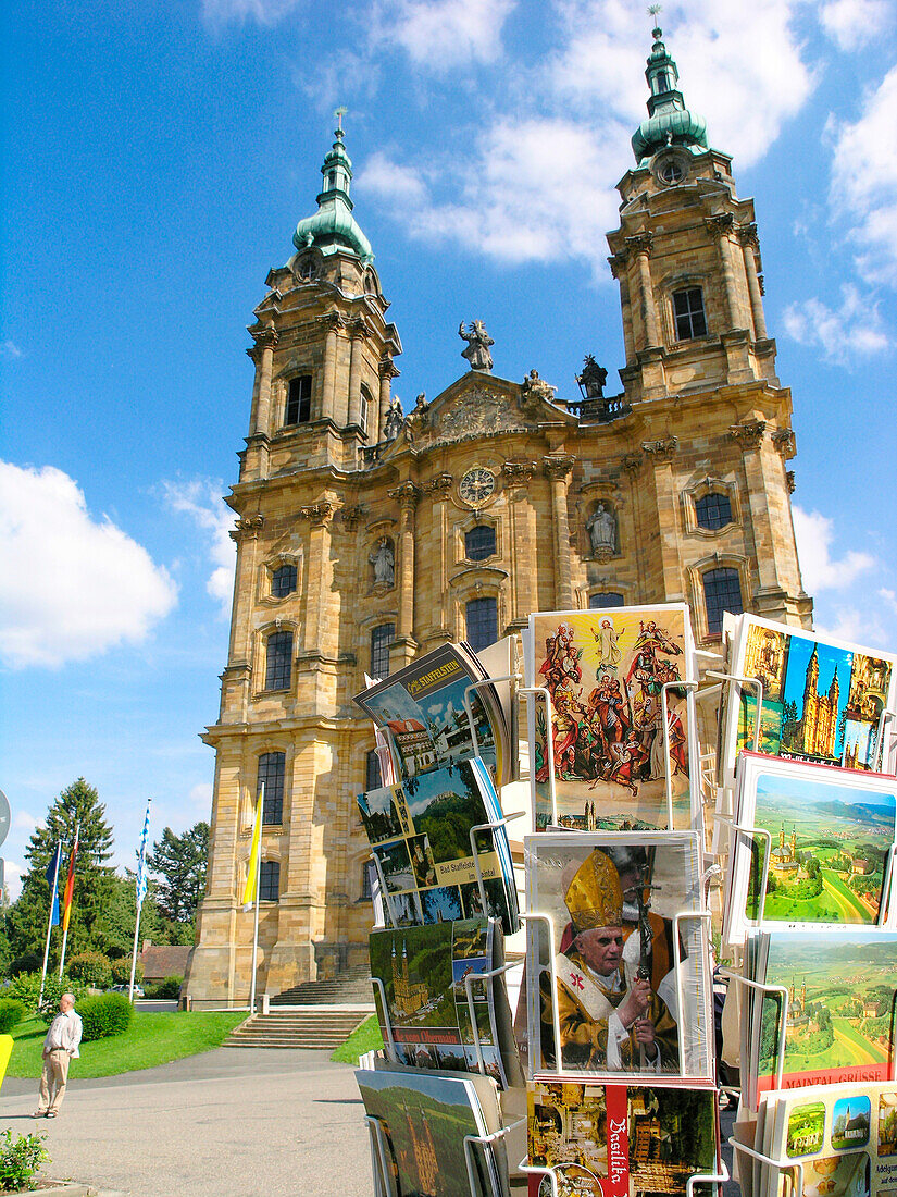 Ein Postkartenständer vor der Basilika Vierzehnheiligen, Franken, Bayern, Deutschland