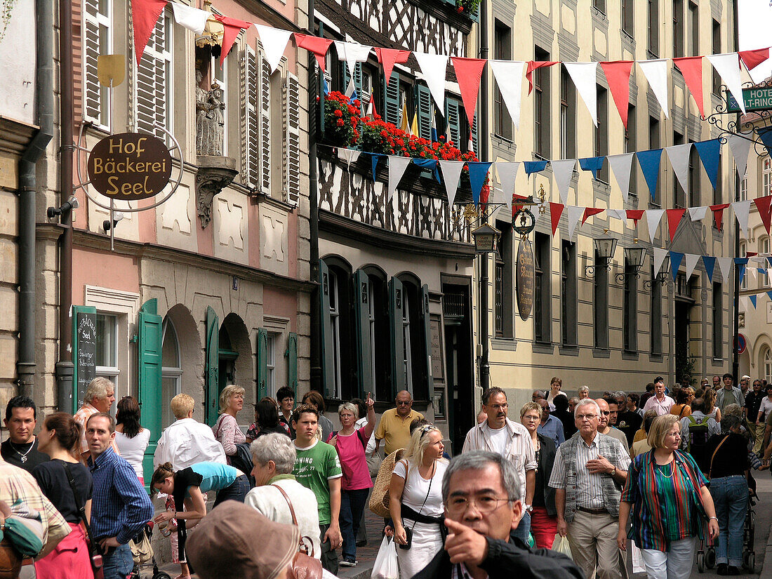 Menschen in der Altstadt von Bamberg, Franken, Bayern, Deutschland