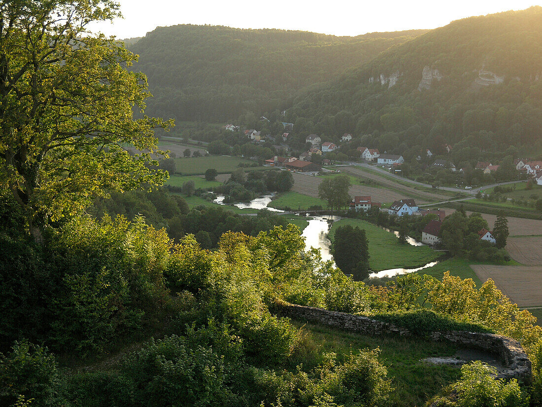 Blick ins Wiesenttal bei Sonnenuntergang, Franken, Bayern, Deutschland