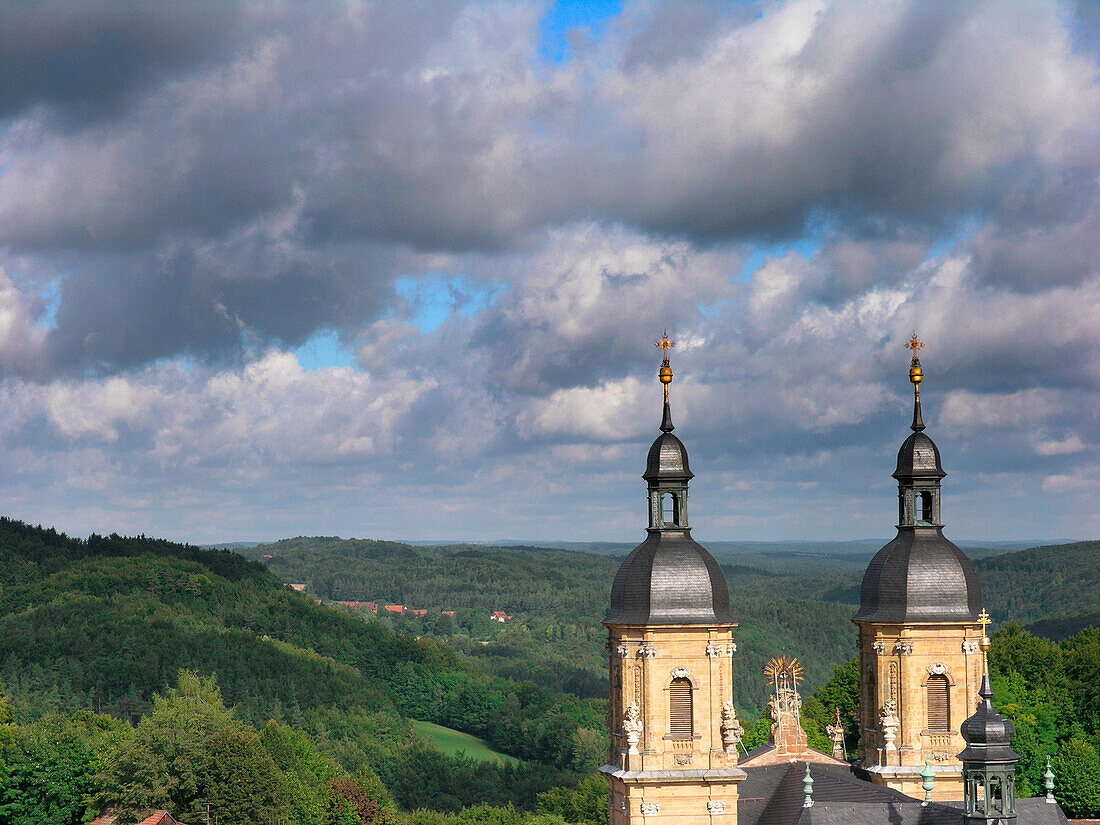 Die Türme der Basilika Gössweinstein unter grauer Wolkendecke, Franken, Bayern, Deutschland