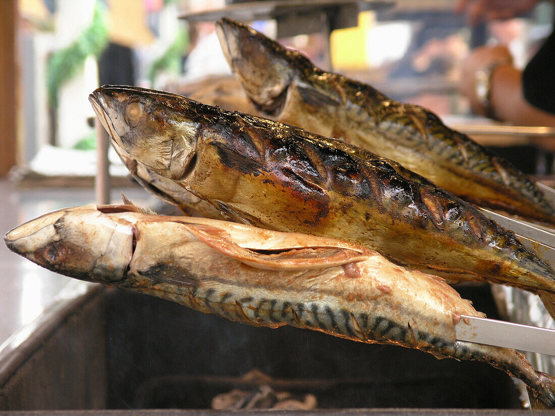 Steckerlfisch auf dem Marktplatz, Coburg, Franken, Bayern, Deutschland