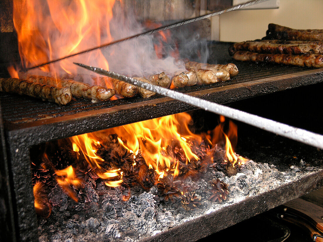 Grill mit Coburger Rostbratwürsten, Coburg, Franken, Bayern, Deutschland