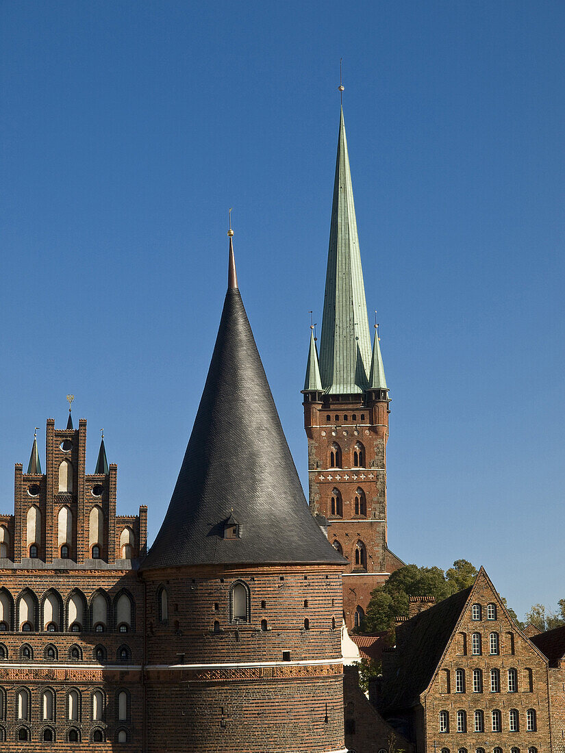 Holstentor und St. Petrikirche, Lübeck, Schleswig Holstein, Deutschland