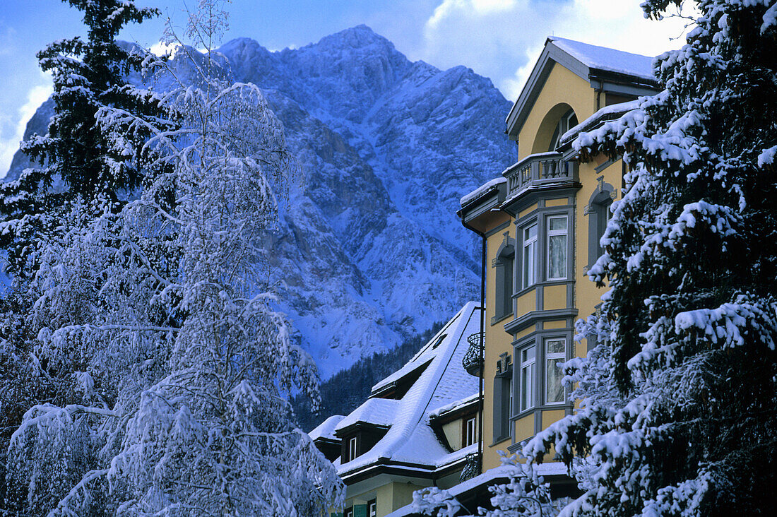 Villa mit Berg im Hintergrund, Vulpera, Tarasp, Unterengadin, Engadin, Graubünden, Schweiz