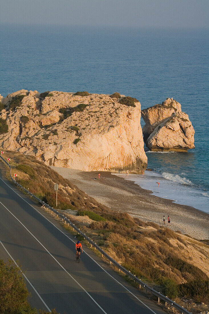 Thomas Wegmüller beim Fahrradfahren bei Petra tou Romiou, Aphrodites Geburtsort, Zypern