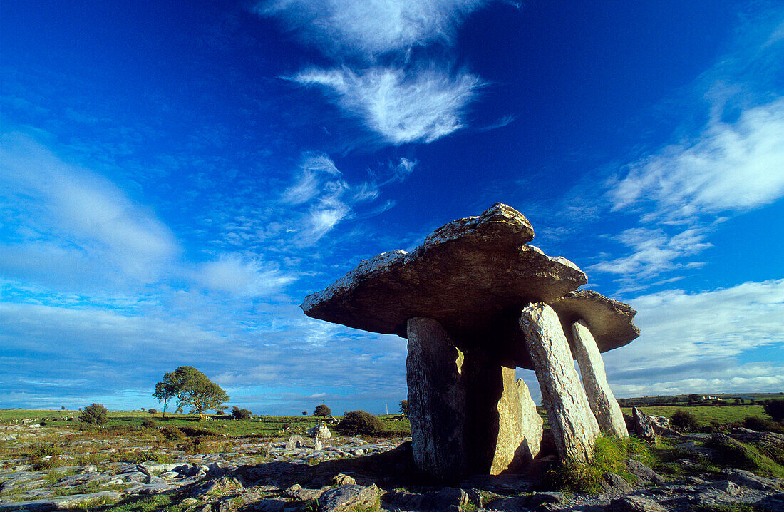 Europa, Großbritannien, Irland, Co. Clare, Poulnabrone Dolmen im Burren, Grabstätte aus der Megalith-Kultur