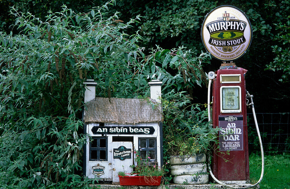 Europa, Großbritannien, Irland, Co. Kerry, alte Tankstelle mit Murphy's Bierwerbung neben einem Pub in Lauragh am Ring of Beara