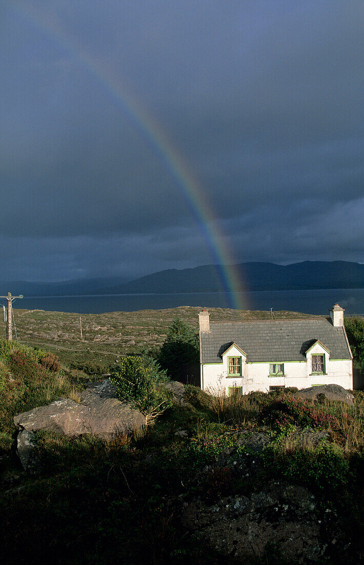 Europe, Great Britain, Ireland, Co. Kerry, Cottage in the Ring of Kerry