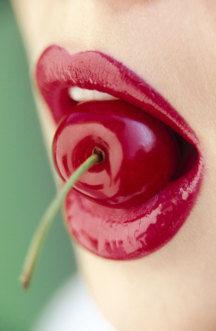 Rote Lippen mit roter Kirsche