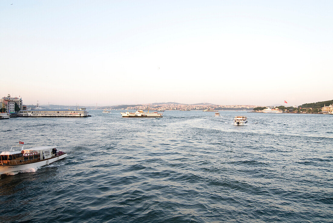 Blick über den Bosporus, Schiffe im Hafen, Istanbul, Türkei, Europa