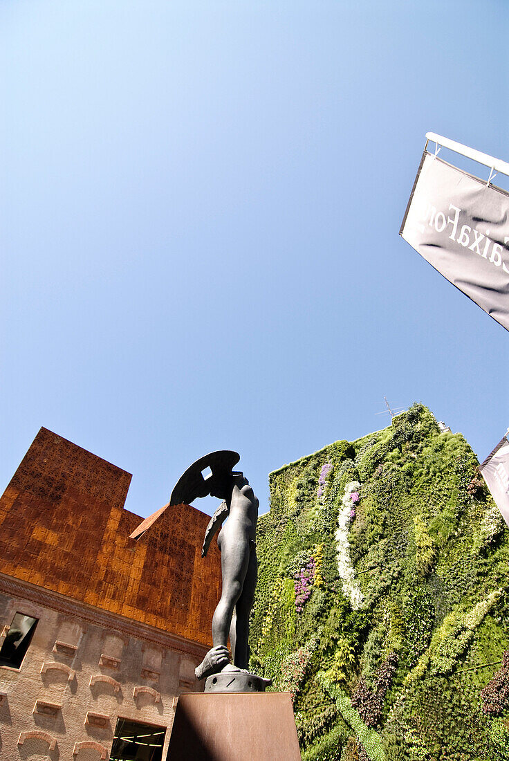 Caixa Forum, vom Architektenbüro Herzog & de Meuron, mit Skulptur von Bildhauer Igor Mitoraj und ein senkrechter Garten von Patrick Blanc, Madrid, Spanien