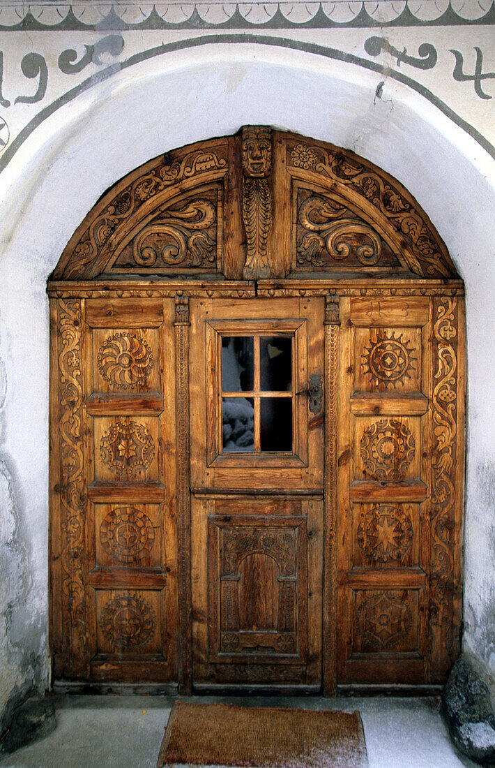 Eingangstür im alten Teil von Schuls, Unterengadin, Engadin, Schweiz