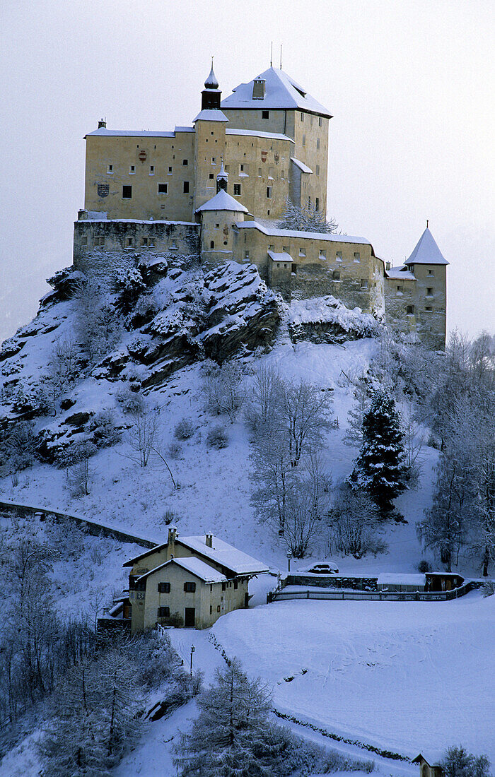 Blick zum Schloss Tarasp im Unterengadin, Unterengadin, Engadin, Schweiz