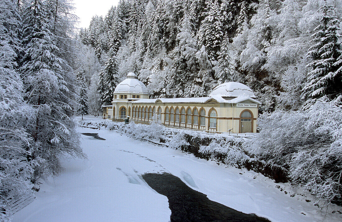 Trinkhall an einer der Mineralquellen am Inn, Unterengadin, Engadin, Schweiz