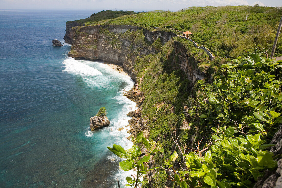 Blick auf die Felsenküste an der Südspitze von Bali, Indonesien