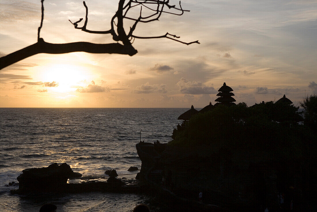 Sonnenuntergang am Hindu Meerestempel Pura Tanah Lot an der Südwestküste von Bali, Indonesien