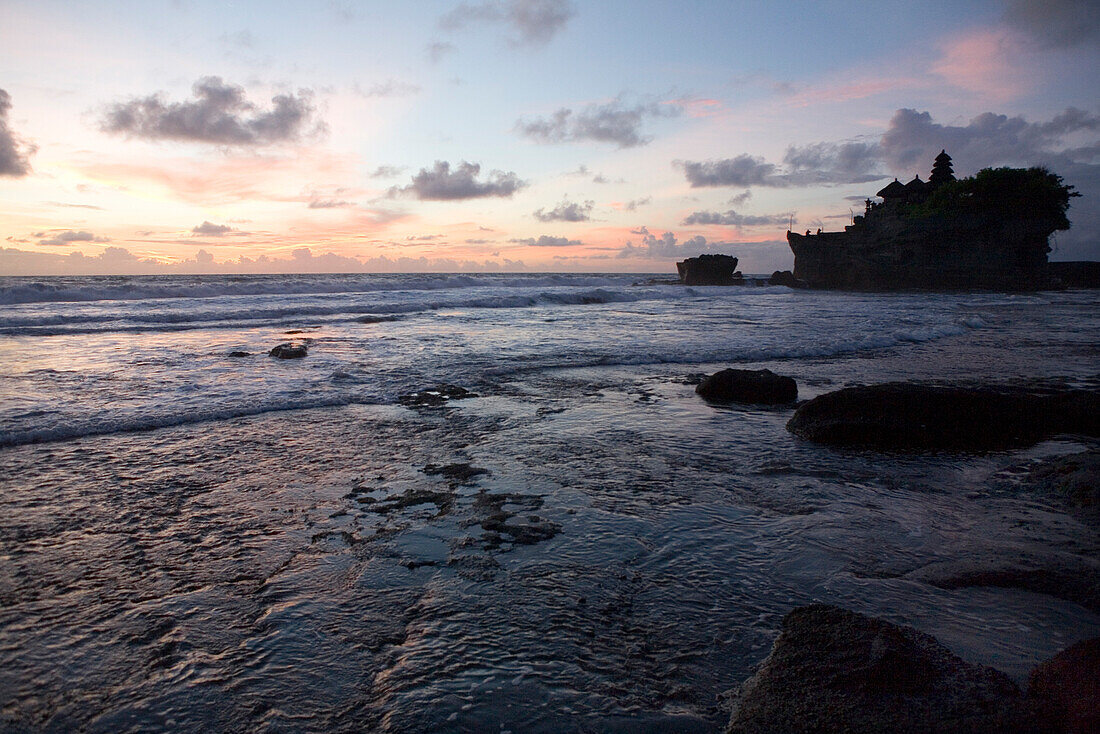 Sonnenuntergang am Hindu Meerestempel Pura Tanah Lot an der Südwestküste von Bali, Indonesien