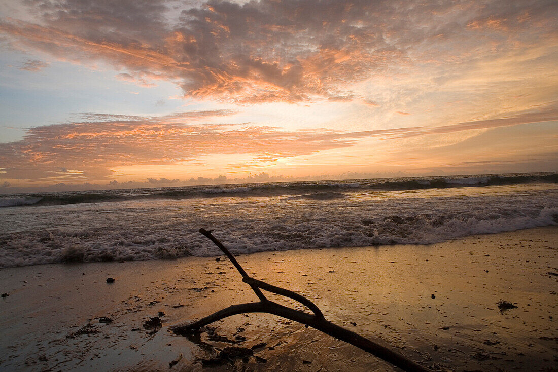 Sonnenuntergang am Strand von Legian, Bali, Indonesien