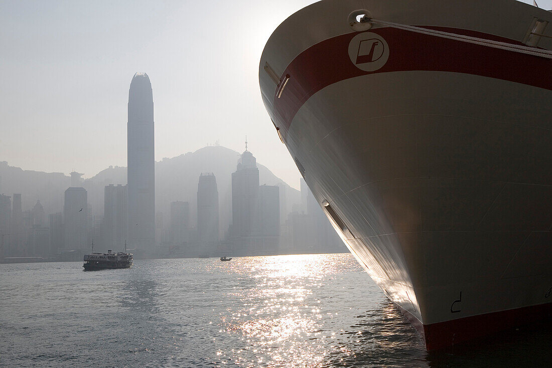 Blick auf den Bug eines Schiffs und die Hochhäuser von Hong Kong Island, Hong Kong, China, Asien