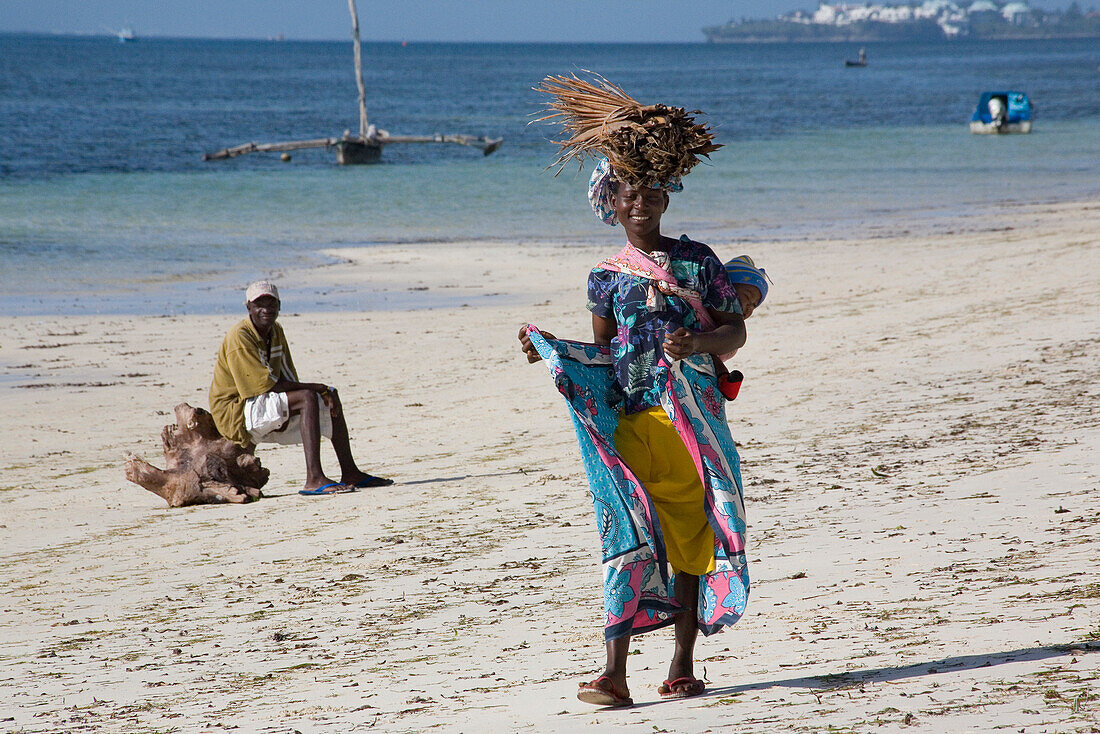 Kenianische Frau mit Baby am Strand von Shanzu, Mombasa, Kenia, Afrika