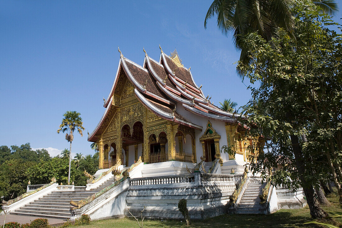 Tempel Ho Phra Bang im Garten des Königspalastes Ho Kham, Luang Prabang, Laos