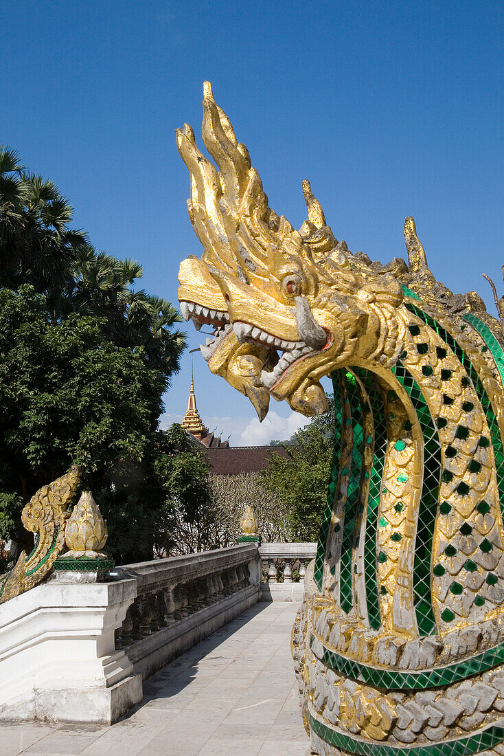 Goldene Drachenköpfe vor dem Tempel Ho Phra Bang im Sonnenlicht, Luang Prabang, Laos